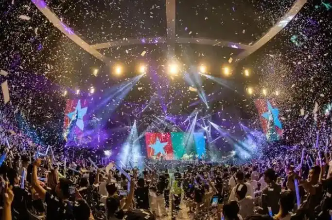 伍佰演唱会现场体验_伍佰演唱会惊现“复制粘贴式”粉丝_伍佰万人合唱演唱会特点