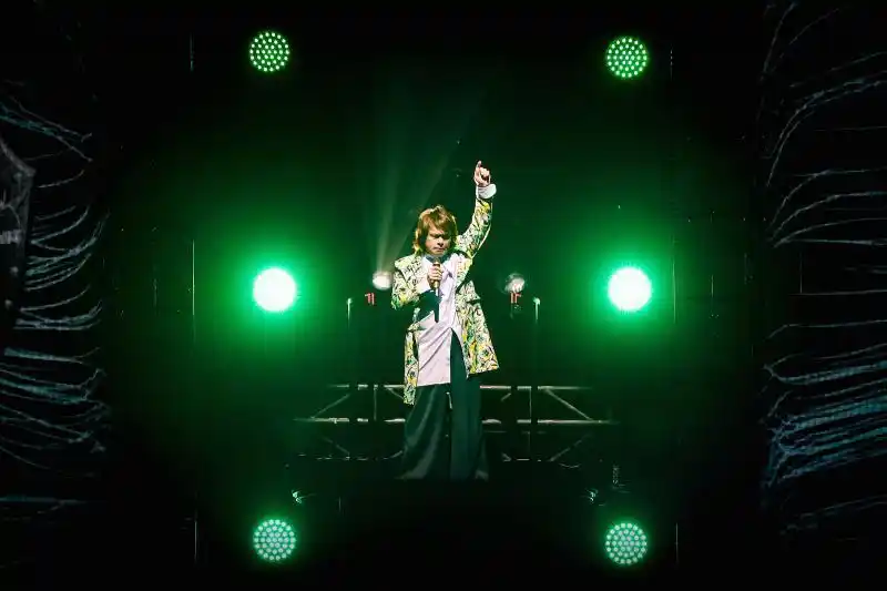 年轻人为什么愿意花五百来伍佰的演唱会唱歌给伍佰听？