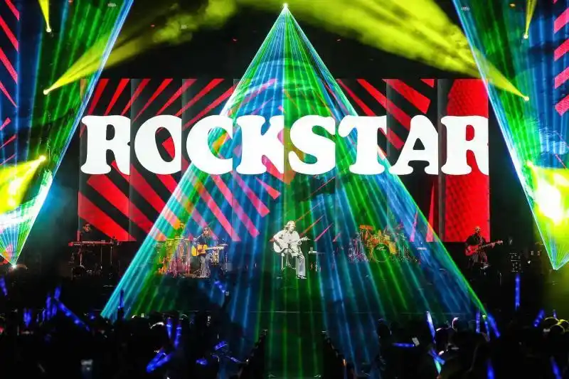 伍佰演唱会惊现“复制粘贴式”粉丝_伍佰演唱会 观众合唱 亚文化_伍佰全国巡演 观与演 对调现象