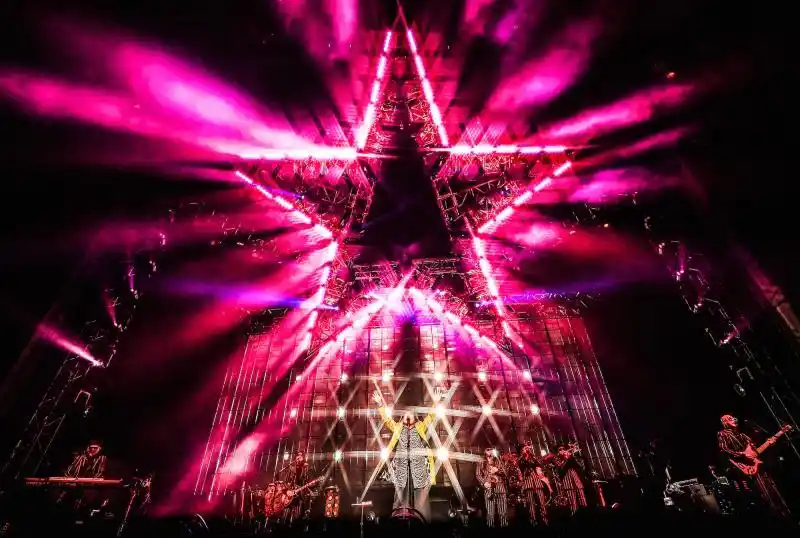 伍佰演唱会 观众合唱 亚文化_伍佰全国巡演 观与演 对调现象_伍佰演唱会惊现“复制粘贴式”粉丝