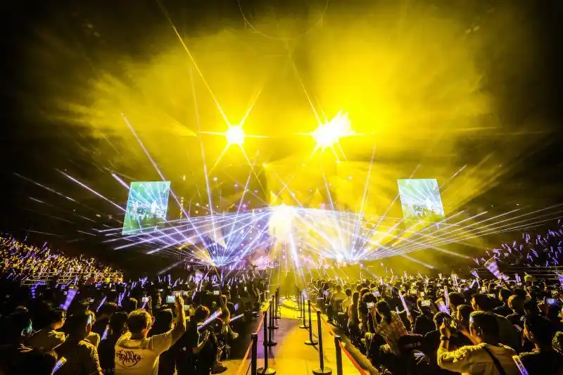 伍佰演唱会惊现“复制粘贴式”粉丝_伍佰全国巡演 观与演 对调现象_伍佰演唱会 观众合唱 亚文化