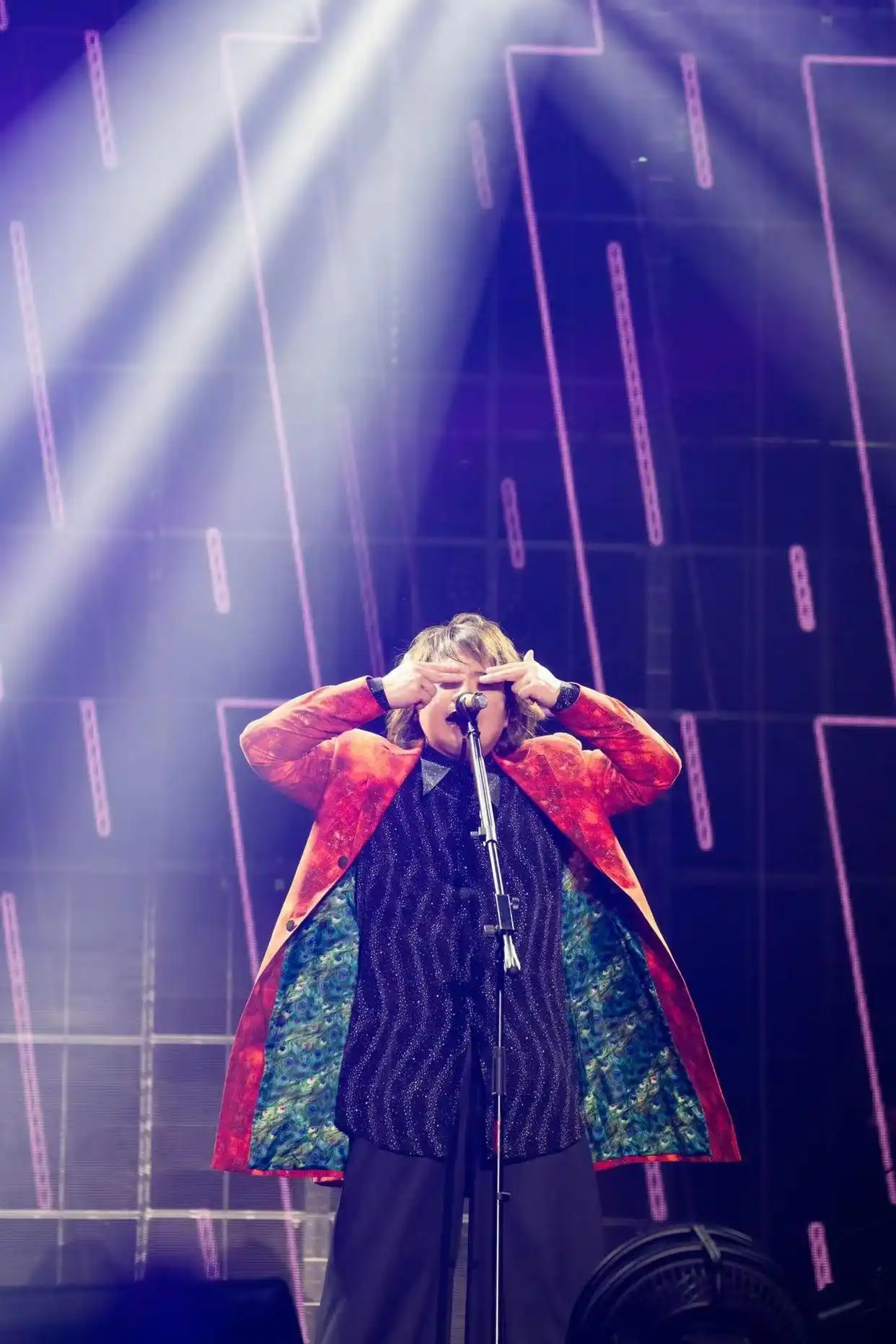 伍佰广州演唱会现场KTV模式_伍佰演唱会惊现“复制粘贴式”粉丝_伍佰 & China Blue Rock Star 2023世界巡回演唱会 广州站