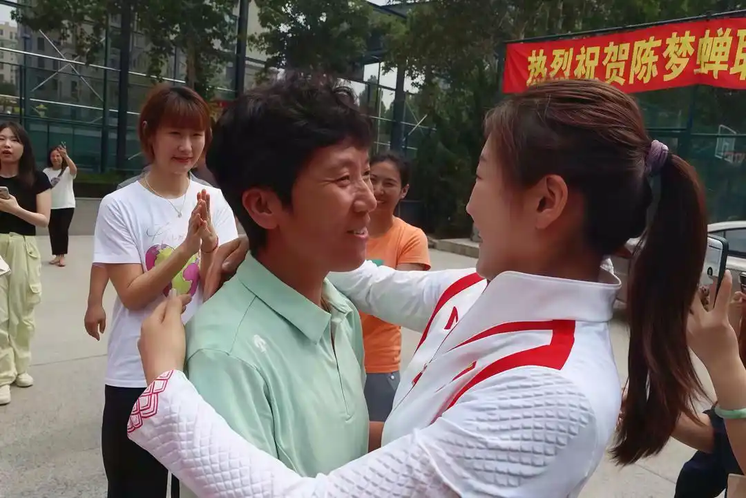 巴黎奥运冠军陈梦回到济南省乒羽中心_陈梦率山东队员领取金牌_陈梦巴黎奥运会女单决赛回顾