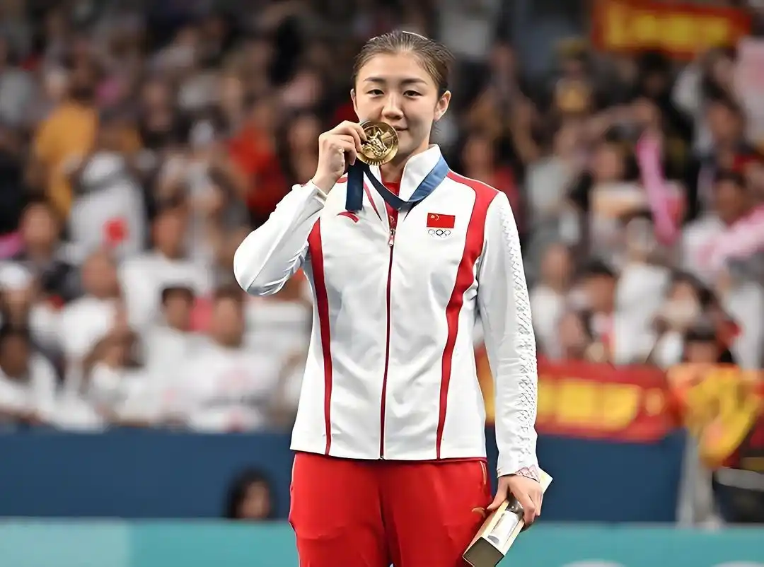巴黎奥运冠军陈梦回到济南省乒羽中心_陈梦率山东队员领取金牌_陈梦巴黎奥运会女单决赛回顾