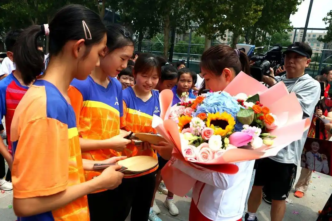 陈梦巴黎奥运会女单决赛回顾_巴黎奥运冠军陈梦回到济南省乒羽中心_陈梦率山东队员领取金牌