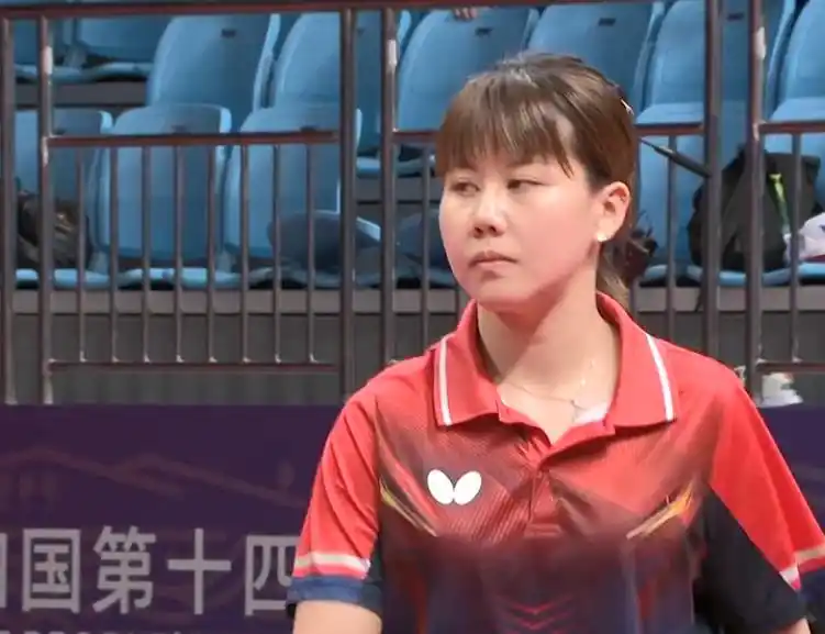 陈梦率山东队员领取金牌_第十四届全运会乒乓球女团决赛_山东对阵辽宁乒乓球比赛