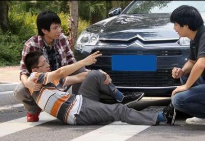 碰瓷党也是吃软怕硬的?只要听到这3句话,他们立马起身走人