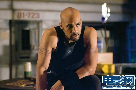 《生化危机4》再放剧照 爱丽丝会“飞人男”