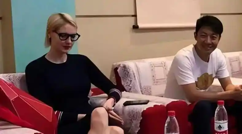 撒贝宁妻子李白个人经历_李白与撒贝宁爱情故事_撒贝宁女友李白照片