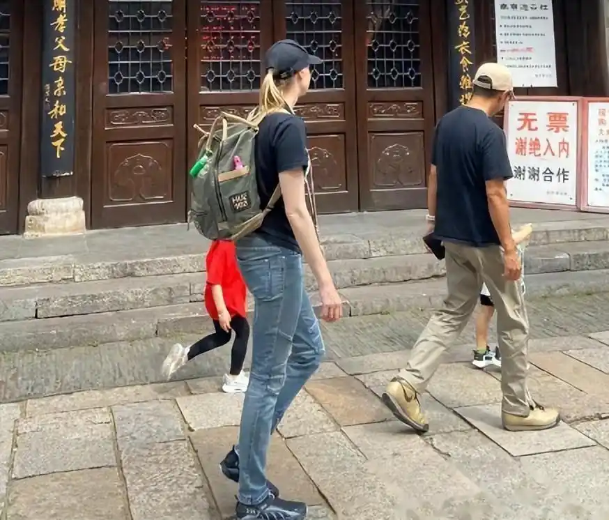 撒贝宁李白家庭生活_撒贝宁女友李白照片_撒贝宁李白南京偶遇