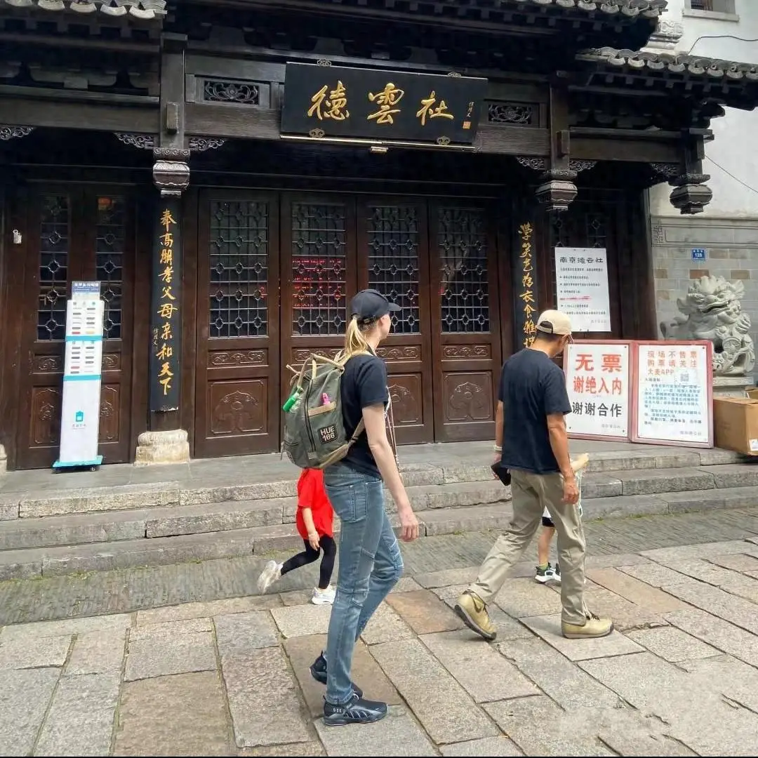 撒贝宁携家人现身南京，夫妻两人穿情侣上衣逛街，李白大长腿瞩目