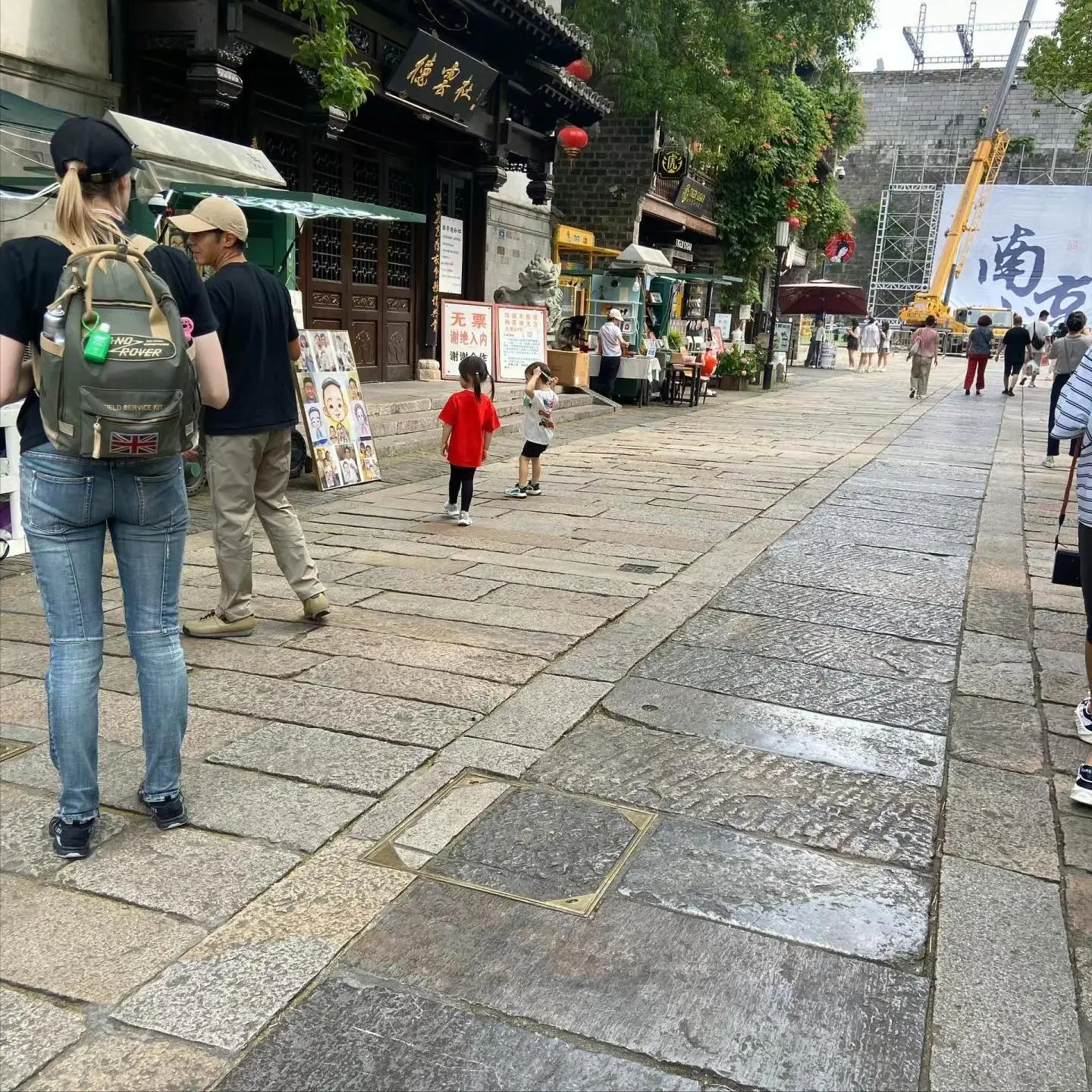撒贝宁女友李白照片_撒贝宁妻子李白 南京旅游 网友偶遇