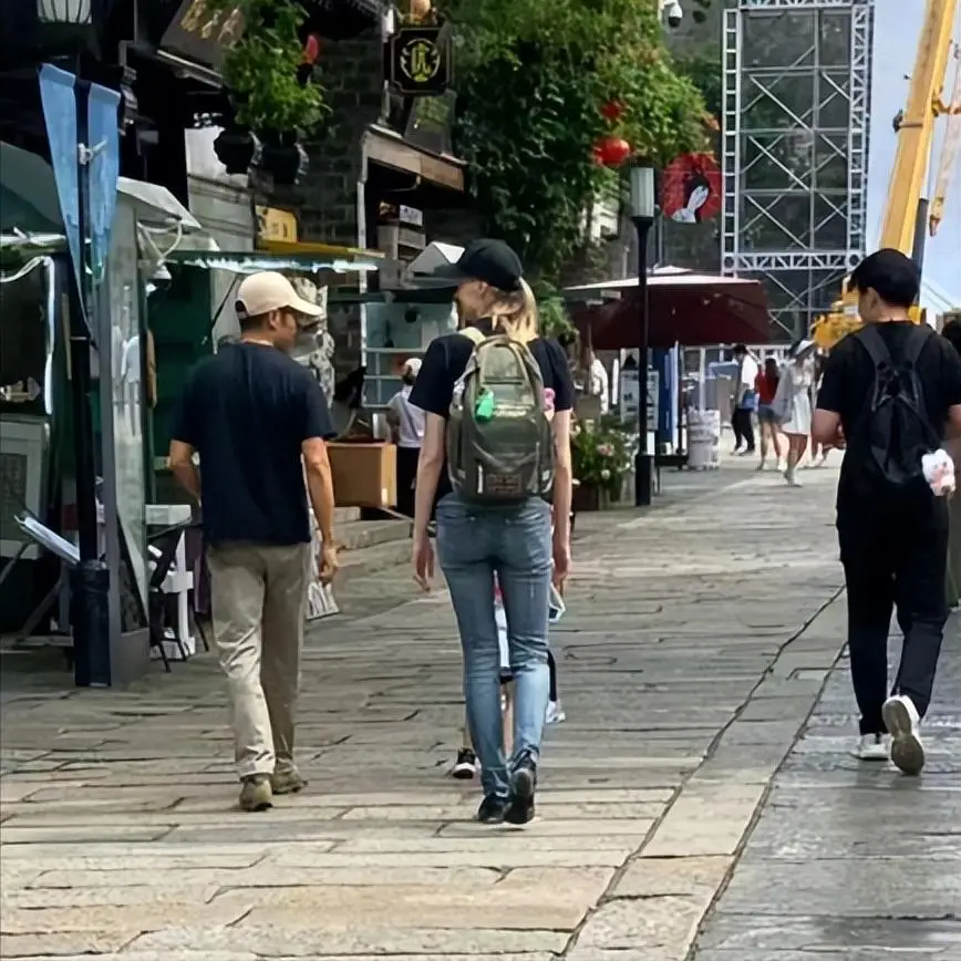 撒贝宁女友李白照片_撒贝宁妻子李白 南京旅游 网友偶遇