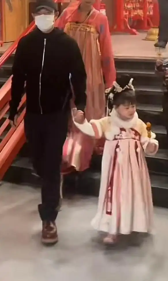 撒贝宁一家西安游_撒贝宁女友李白照片_撒贝宁李白女儿唐装