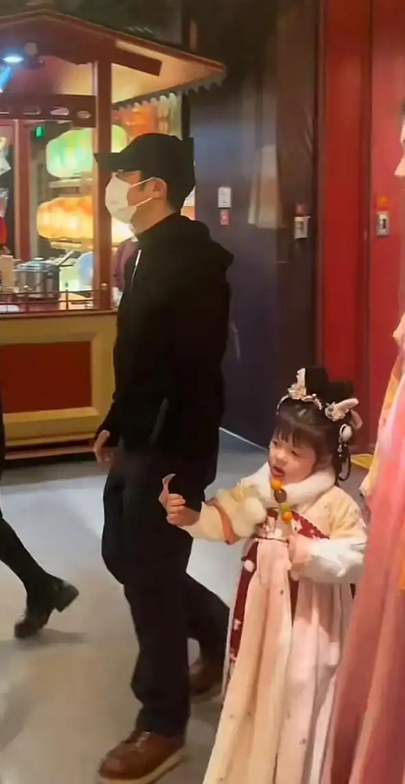 撒贝宁一家西安游_撒贝宁李白女儿唐装_撒贝宁女友李白照片