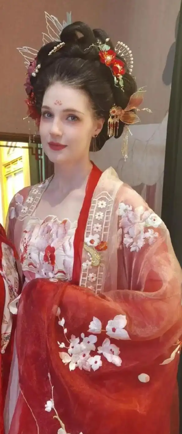 撒贝宁西安旅行，老婆李白穿唐装美若貂蝉，撒老师眼睛都看呆了