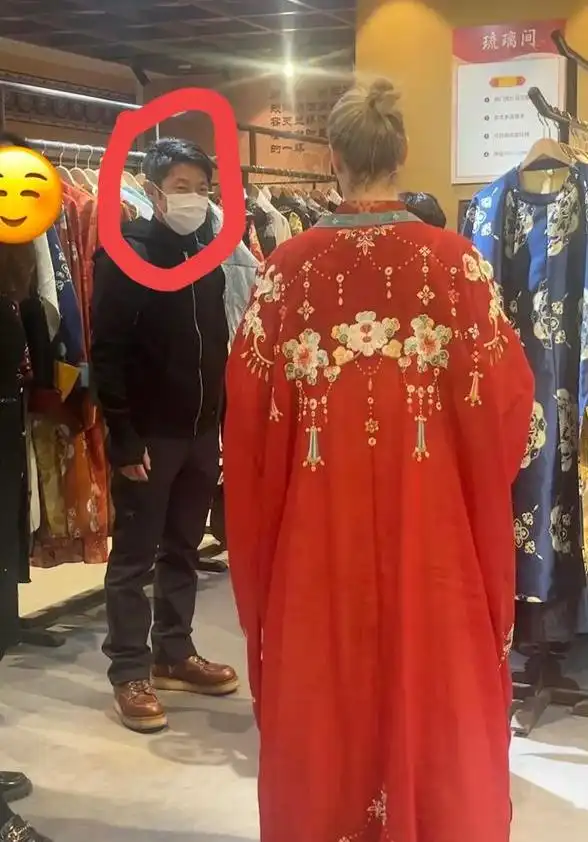 撒贝宁李白混血龙凤胎子女颜值_撒贝宁女友李白照片_撒贝宁老婆李白西安唐装一家四口