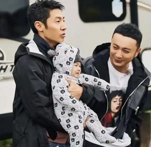 撒贝宁老婆李白西安唐装一家四口_撒贝宁李白混血龙凤胎子女颜值_撒贝宁女友李白照片