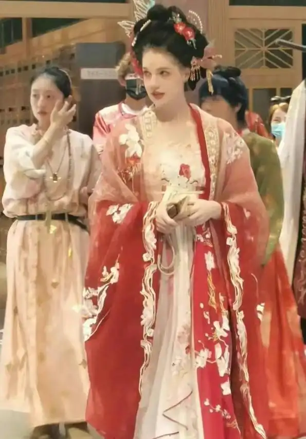 撒贝宁李白混血龙凤胎子女颜值_撒贝宁老婆李白西安唐装一家四口_撒贝宁女友李白照片