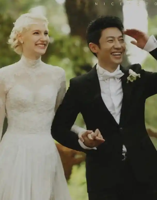 撒贝宁李白混血龙凤胎子女颜值_撒贝宁女友李白照片_撒贝宁老婆李白西安唐装一家四口