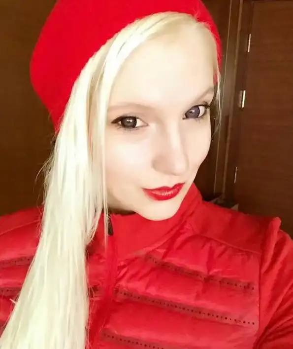 撒贝宁李白混血龙凤胎子女颜值_撒贝宁老婆李白西安唐装一家四口_撒贝宁女友李白照片