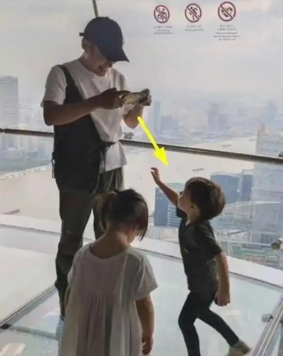 撒贝宁老婆李白西安唐装一家四口_撒贝宁李白混血龙凤胎子女颜值_撒贝宁女友李白照片