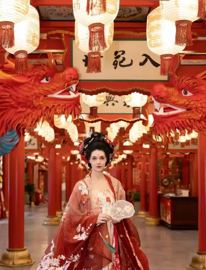 李白现代版杨贵妃汉服_撒贝宁妻子李白汉服照片_撒贝宁女友李白照片