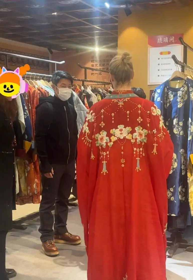 撒贝宁妻子李白汉服照片_李白现代版杨贵妃汉服_撒贝宁女友李白照片