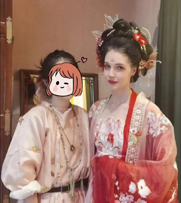 撒贝宁女友李白照片_李白现代版杨贵妃汉服_撒贝宁妻子李白汉服照片