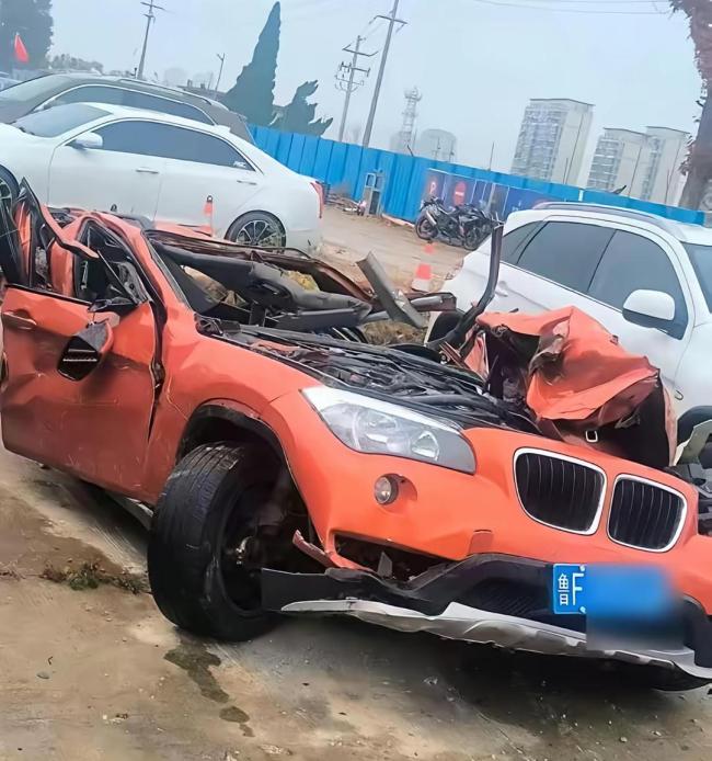 渣土车超载侧翻压死女老师 学生悼念 超载改装酿悲剧