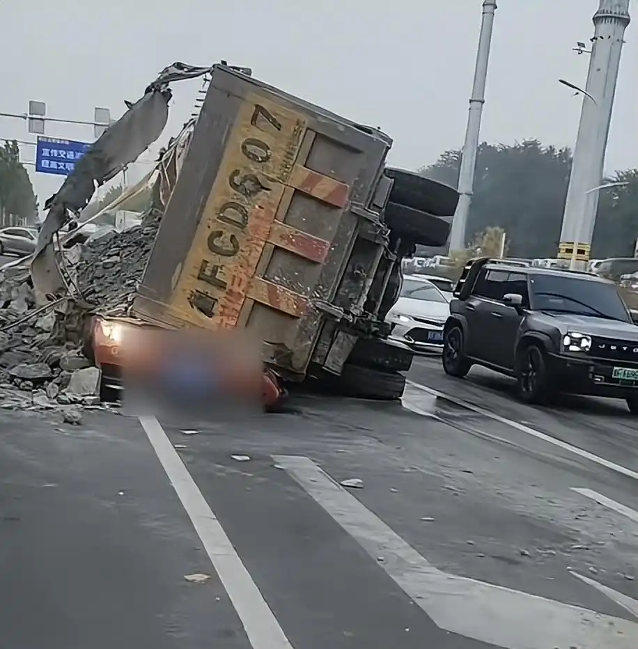 渣土车超载侧翻压死女老师 学生悼念_烟台芝罘区车祸 货车司机项某某 超载事故