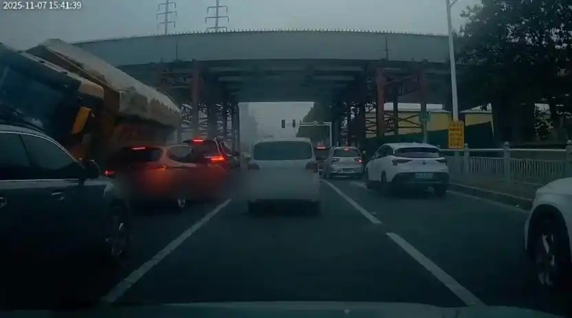 渣土车超载侧翻压死女老师 学生悼念_烟台芝罘区车祸 货车司机项某某 超载事故