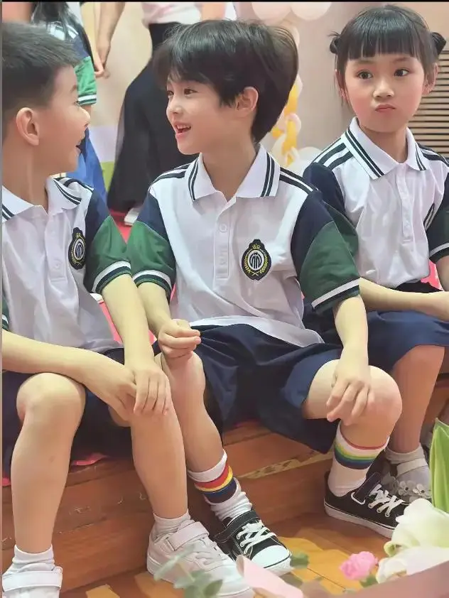 最帅幼儿小孩”火了！小男孩颜值超高，网友：未来霸道总裁走出来