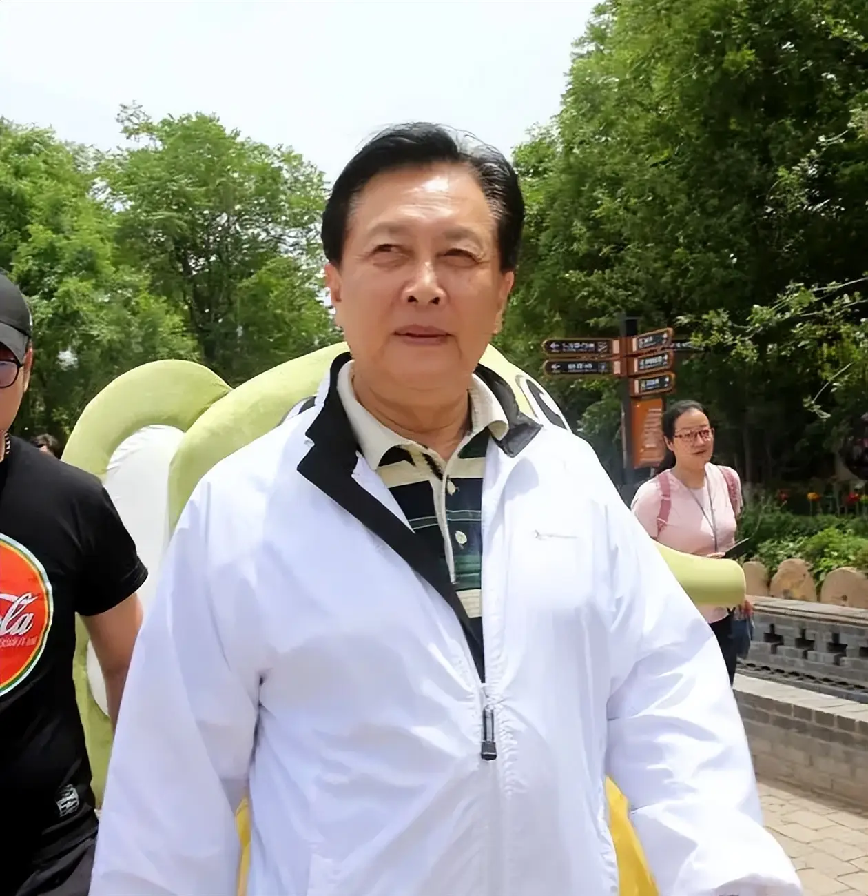 唐国强观礼阅兵不到48小时，评论区各种吐槽，国籍和接广告引争议