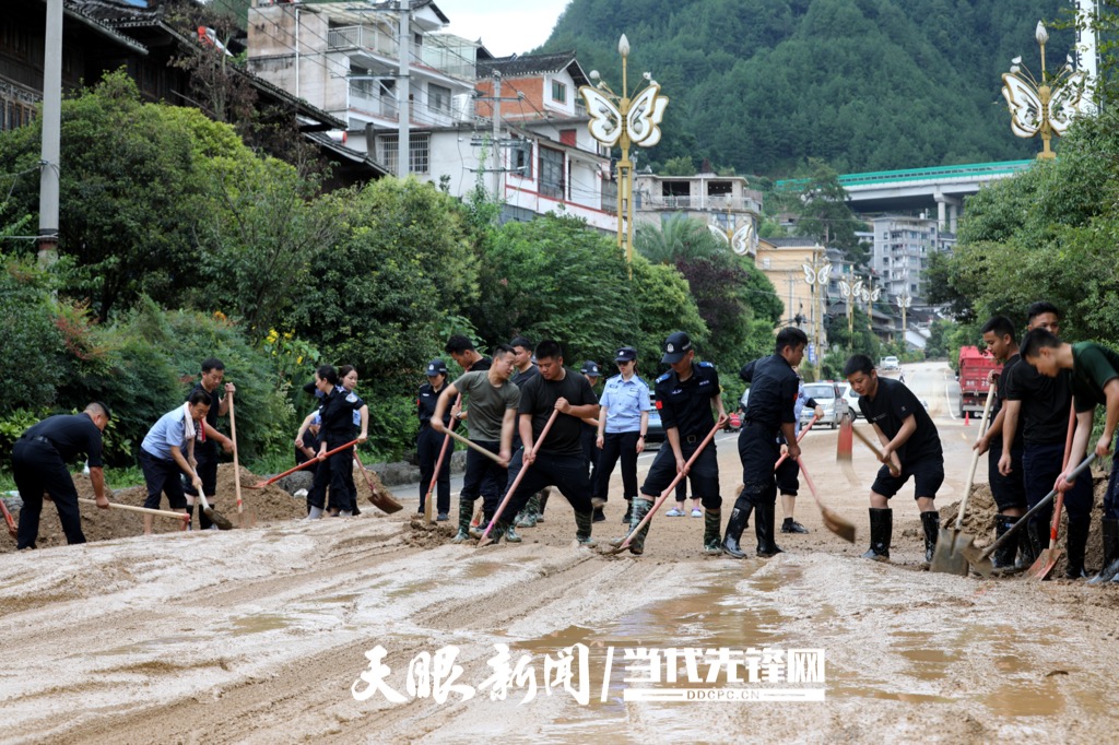 雷山县公安局民辅警清淤行动_雷山洪水_雷山县洪水后道路清理