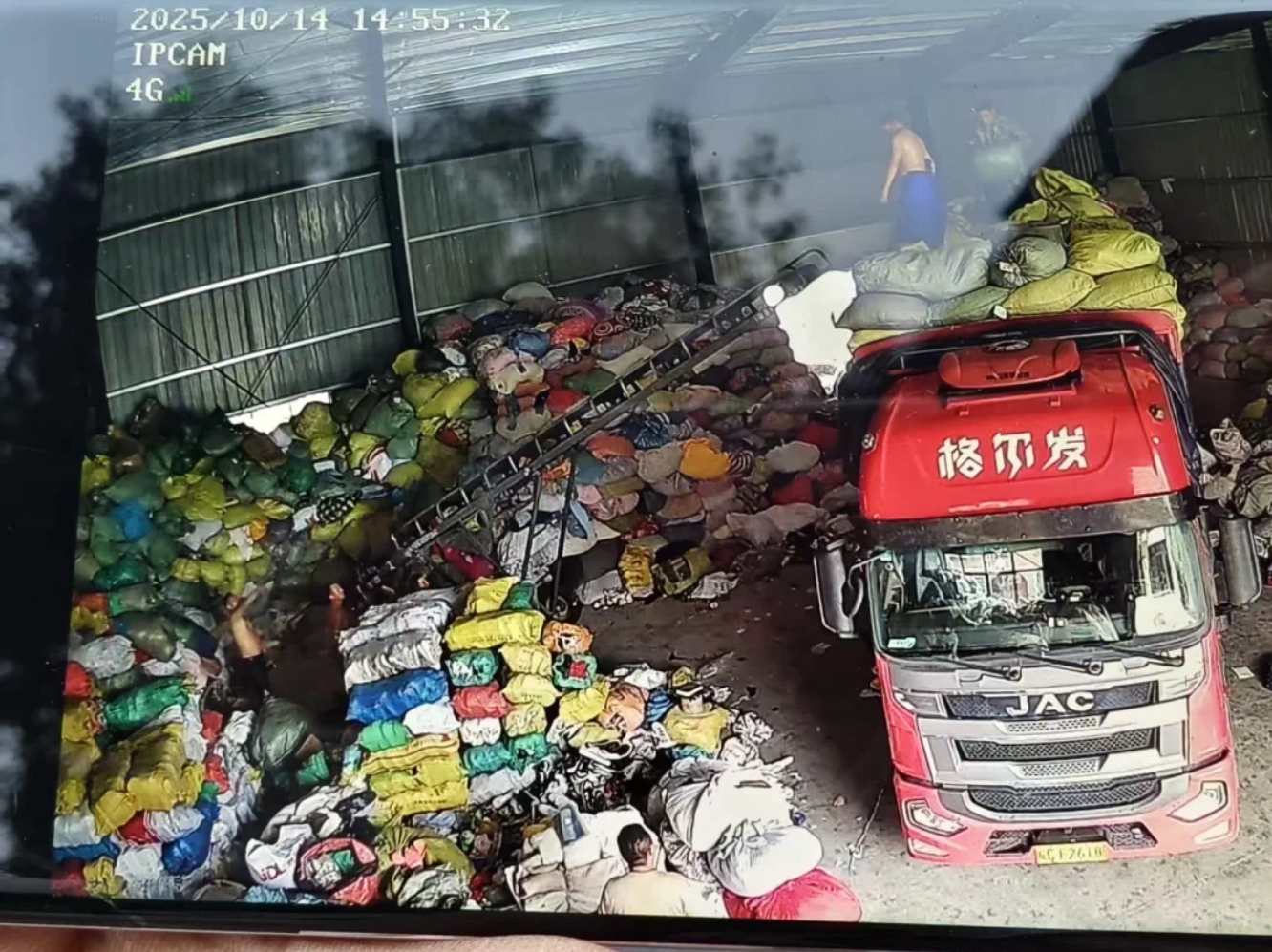 女生误卖奶奶藏有13万金首饰旧衣_误卖奶奶藏有价值近13万元金首饰旧衣_回收平台旧衣物丢失事件