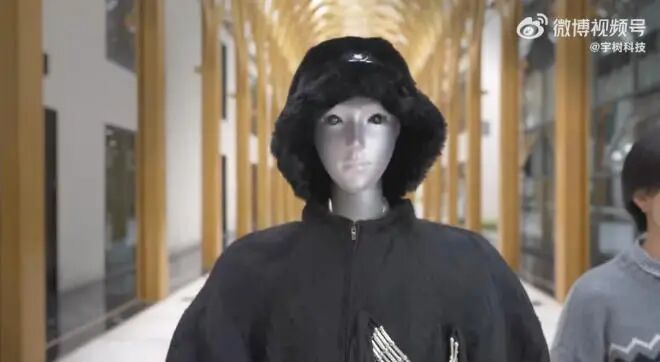 重磅发布！宇树科技最新机器人亮相：高180cm，重70kg！