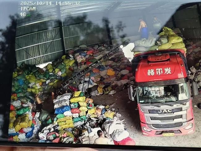 女生误卖奶奶藏有13万金首饰旧衣 家人急寻未果