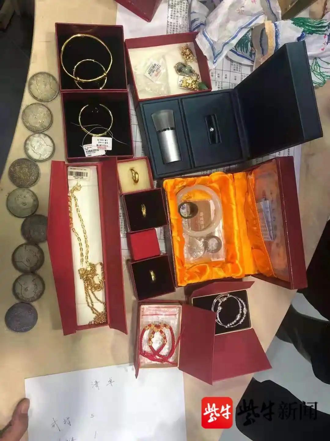 女子随手扔了几件旧衣服，结果里面有婆婆藏的价值十余万元的25件珠宝首饰