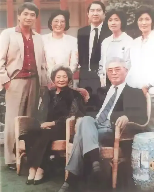 荣明方同性传闻_荣明杰家族背景_荣明杰职业成就