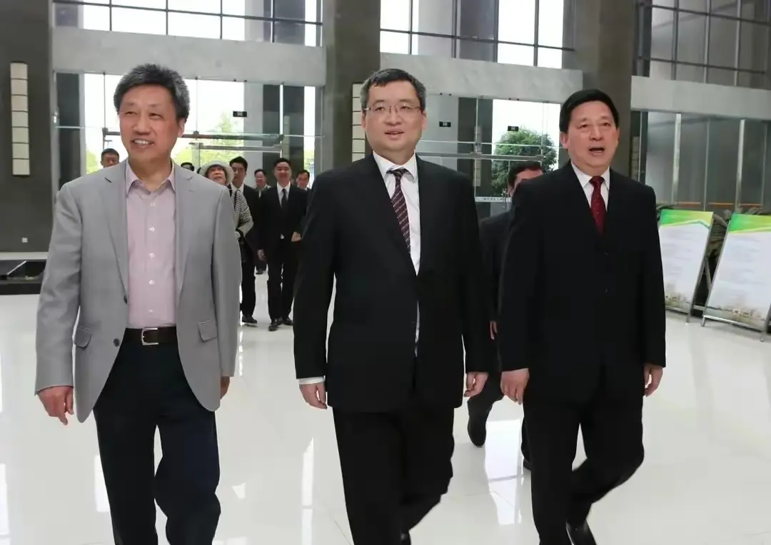 荣明方同性传闻_荣明杰家族背景_荣明杰职业成就