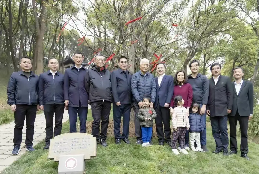 荣明杰家族背景_荣明杰职业成就_荣明方同性传闻