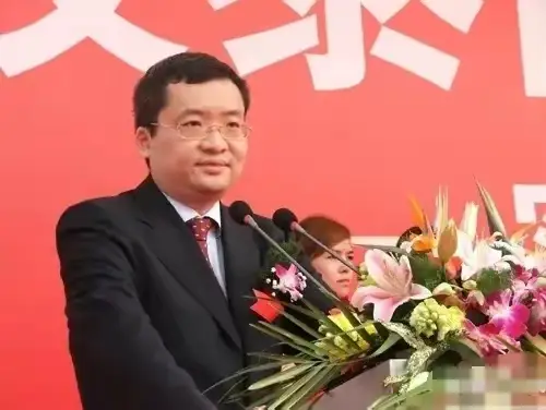 荣明方同性传闻_荣明杰职业成就_荣明杰家族背景