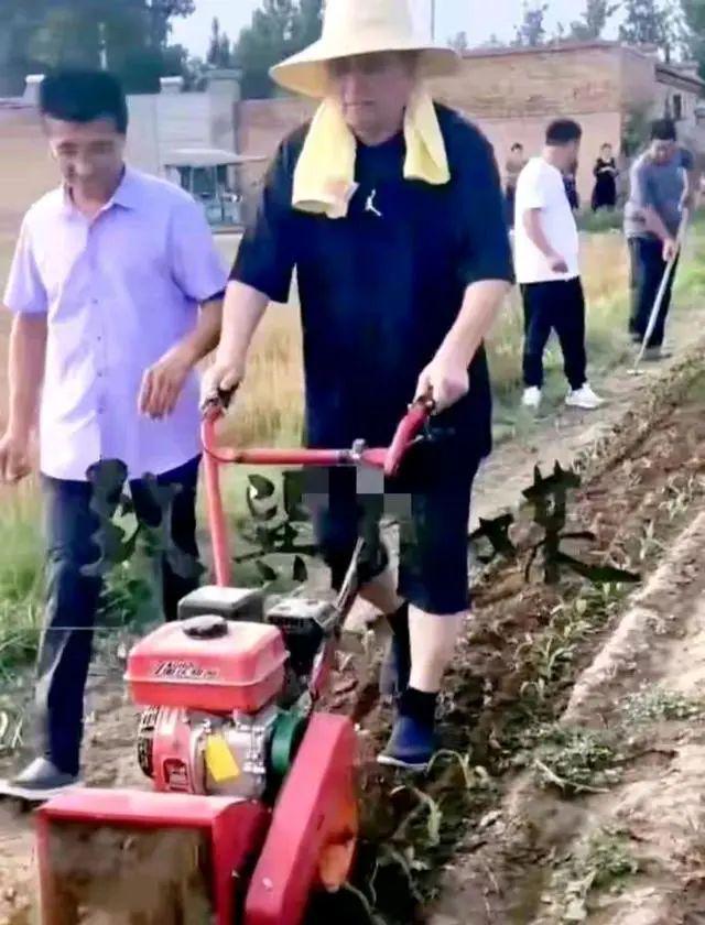 毕凌毕福剑父女泼水节_参加毕福剑饭局的人_毕福剑星光大道20年音乐聚会