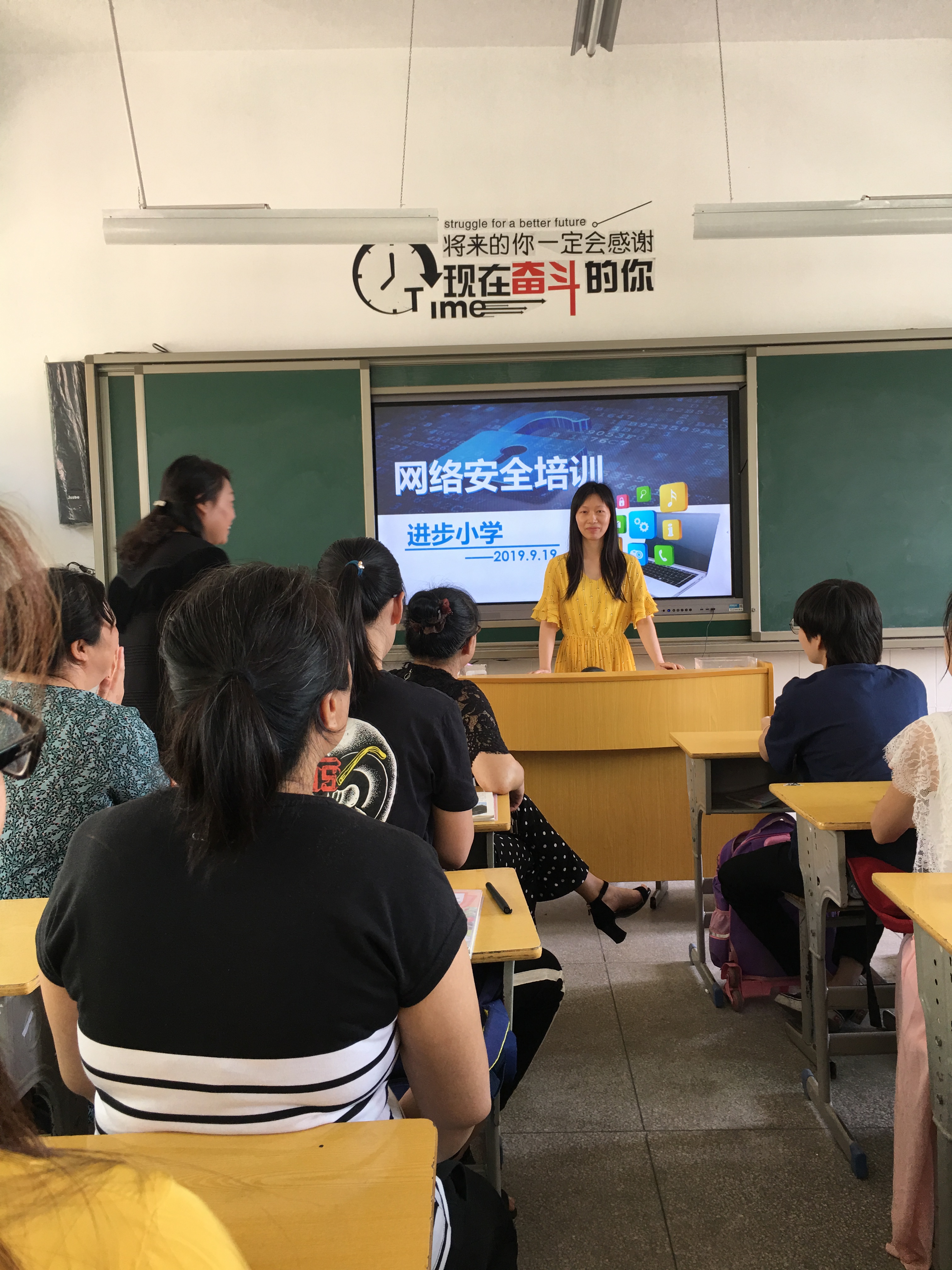 石鼓区教育系统网络安全宣传周活动_荷池路小学网络安全手抄报评比_争做中国好网民手抄报