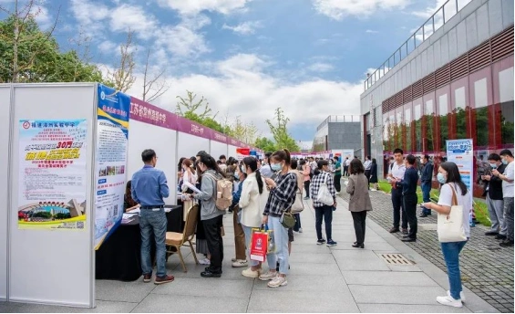 中学高薪招聘教师_名校硕士博士任教中学_一中学年薪40万聘竞赛教练 无人投递