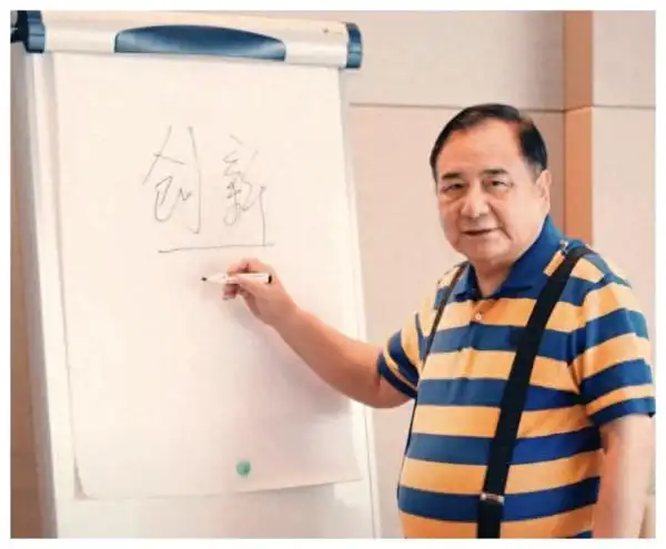 亿万富豪李晓华宴请明星！毕福剑高希希现身，六个美女分列两边