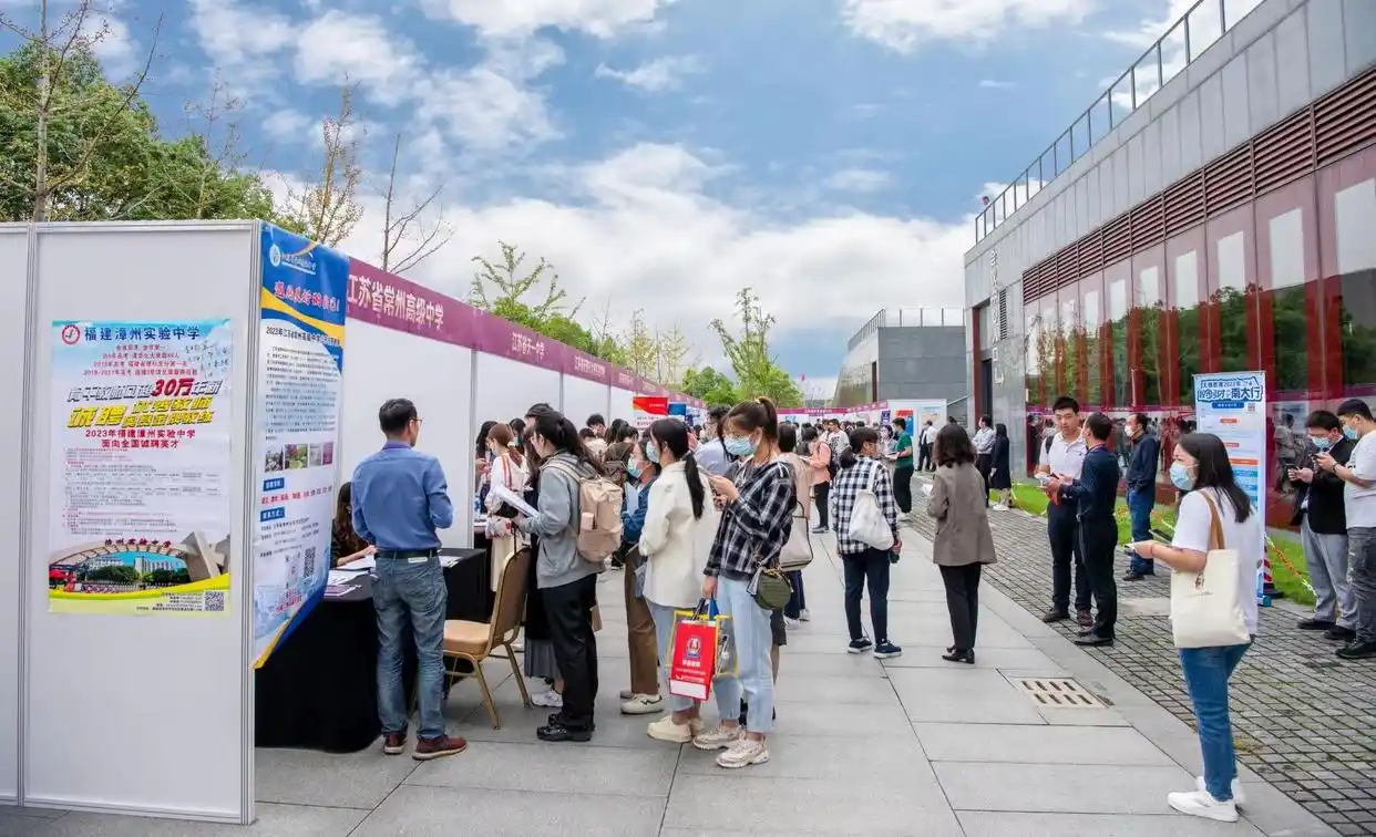 江苏一中学35万招应届生当教师，校方：是实实在在的待遇，数理化生专业的应聘者居多