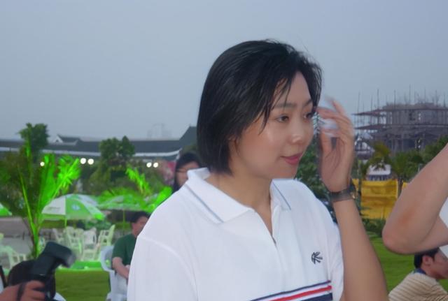 中国女排前队员梁艳_女排梁艳的老公张振兴_梁艳排球生涯