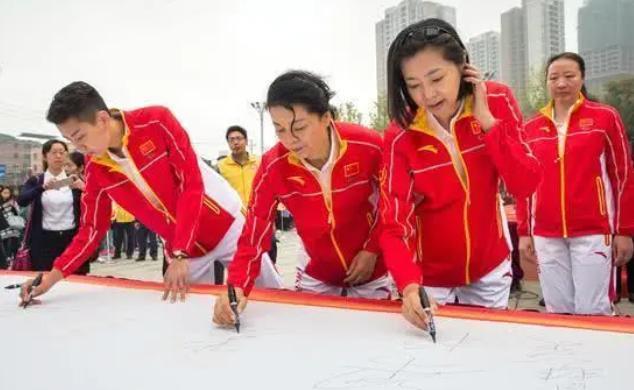 中国女排前队员梁艳_女排梁艳的老公张振兴_梁艳排球生涯